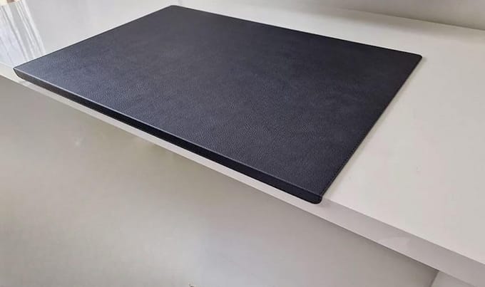 Gehoekte bureaumat met randbescherming van echt leer in diverse kleuren