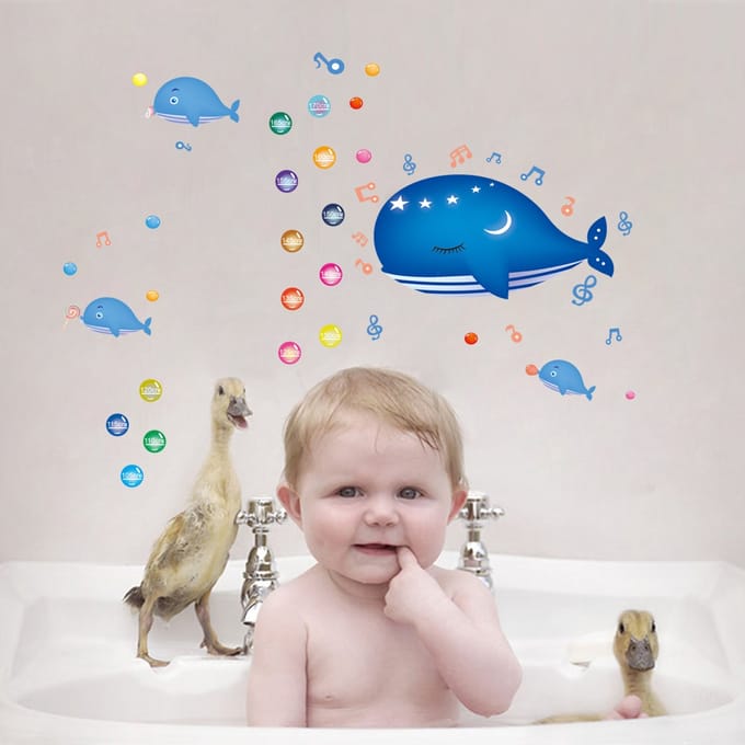 Decoratieve muurstickers met bubbels en walvissen.