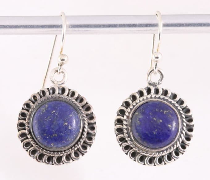 Ronde bewerkte zilveren oorbellen met lapis lazuli