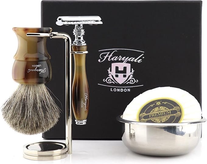 Een complete scheerset voor het scheren van mannen met DE Safety Razor, scheerkwast, scheerstandaard, scheerkom en zeep