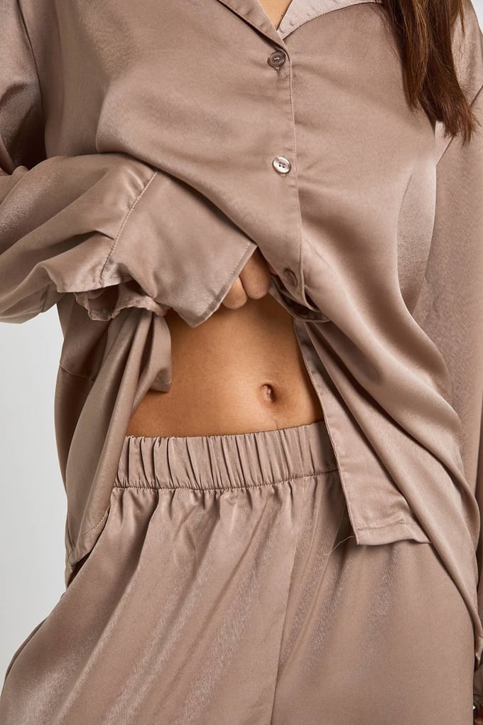 boohoo Dames Oversized satijnen langmouwhemd & broekpyjamaset | Mocha | Maat: 6
