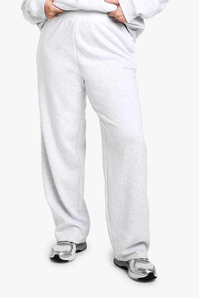 boohoo Dames Plus DSGN Studio Geborduurde Straight Leg Jogger | Ash Grey | Maat: 26