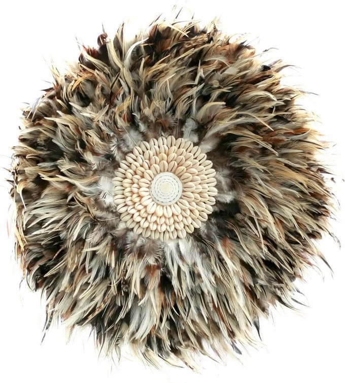Feather Wall Display - Muurkunst - Boheems Decor - Handgemaakte schelpaccenten - 50cm x 1cm x 50cm