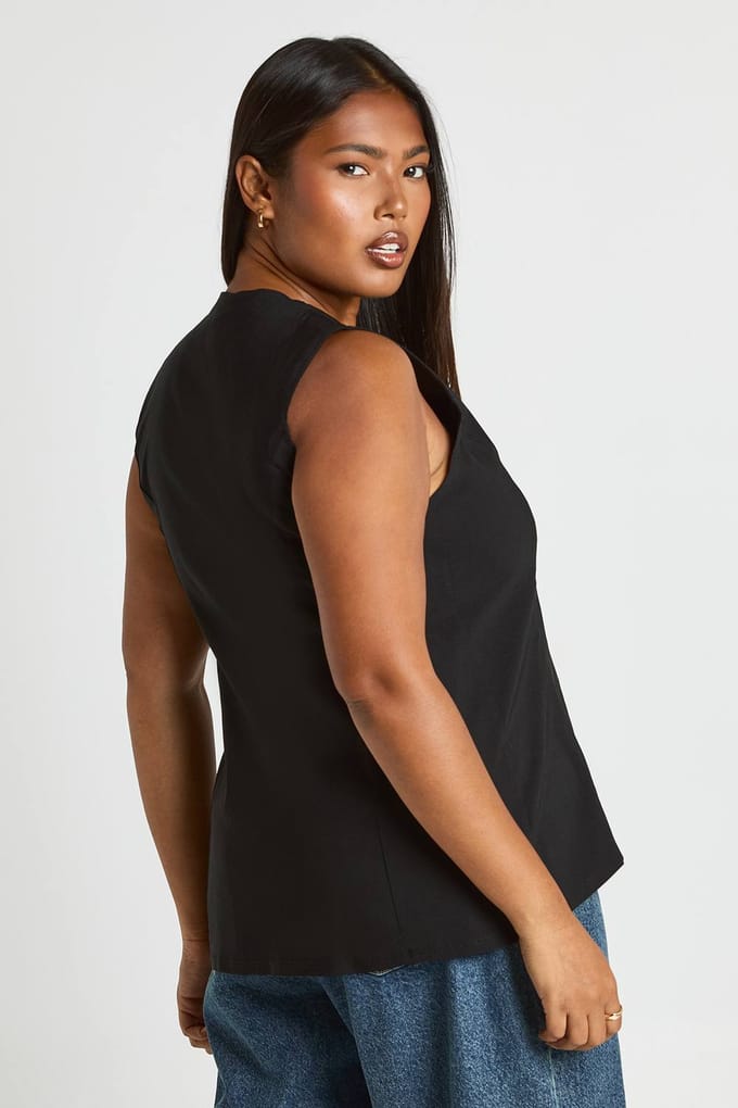 boohoo Dames Plus Gouden knoopaccentvest | Black | Maat: 28