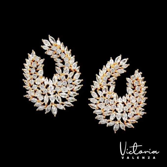 Victoria Valenza Milano oorbellen - Messing Witte Steen - Goudkleurig