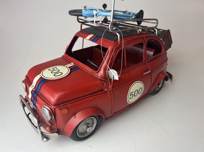 Retro mini-look in het Rood met surfplank op dak.