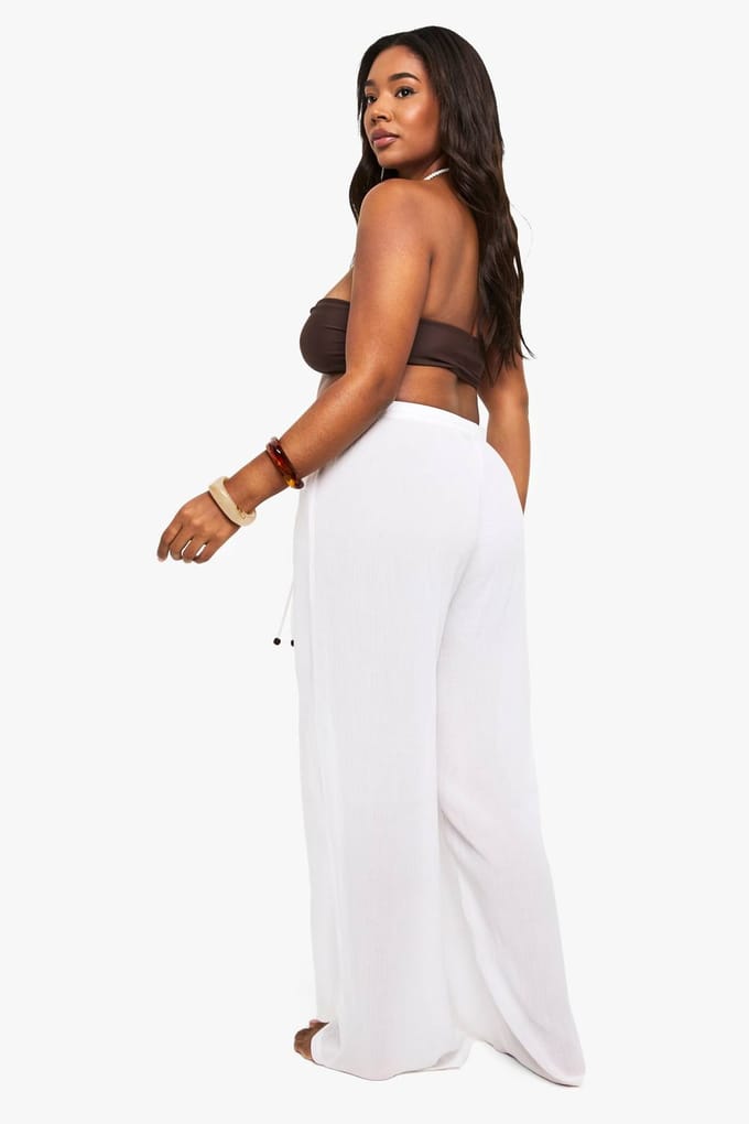 boohoo Dames Plus Crinkle met parelversieringen breedbenige strandbroek | White | Maat: 24-26