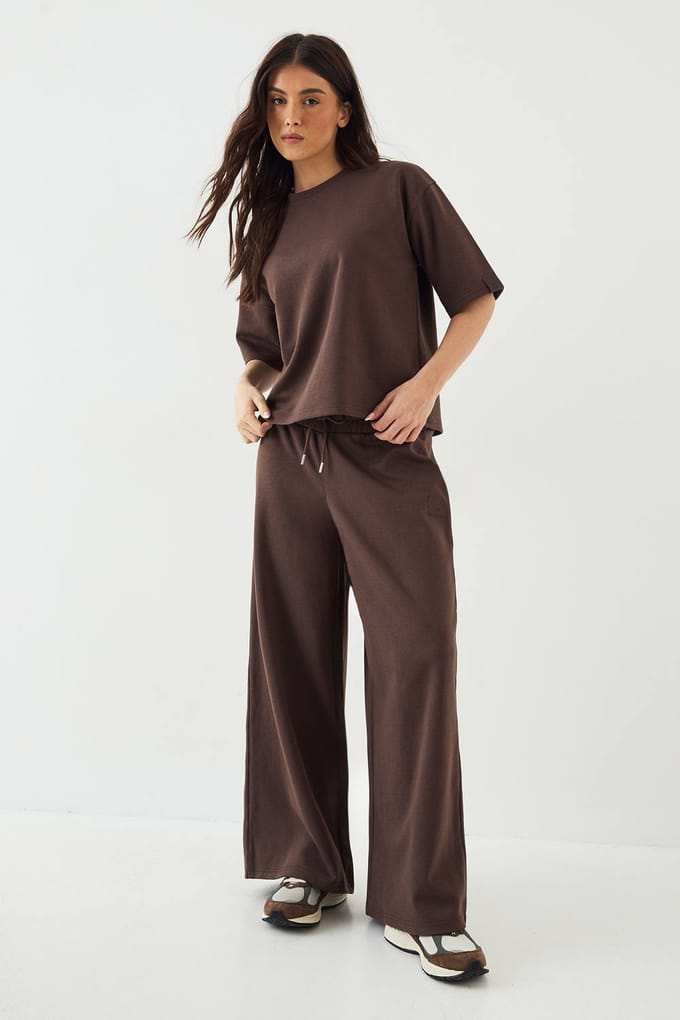 Dames DSGN Studio Interlock Crew Neck Oversized T-Shirt | Dark Chocolate | Maat: Medium