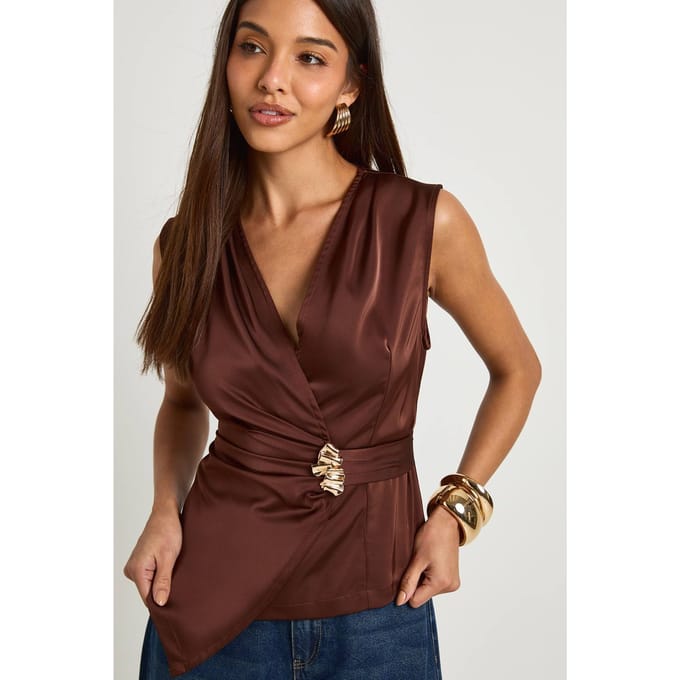 boohoo Dames Satijnen mouwloze top met gouden afwerking | Chocoladebruin | Maat: 36
