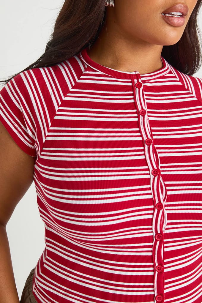 boohoo Dames Plus met knoopsluiting gestreepte top met capmouwen | Rood | Maat: 46