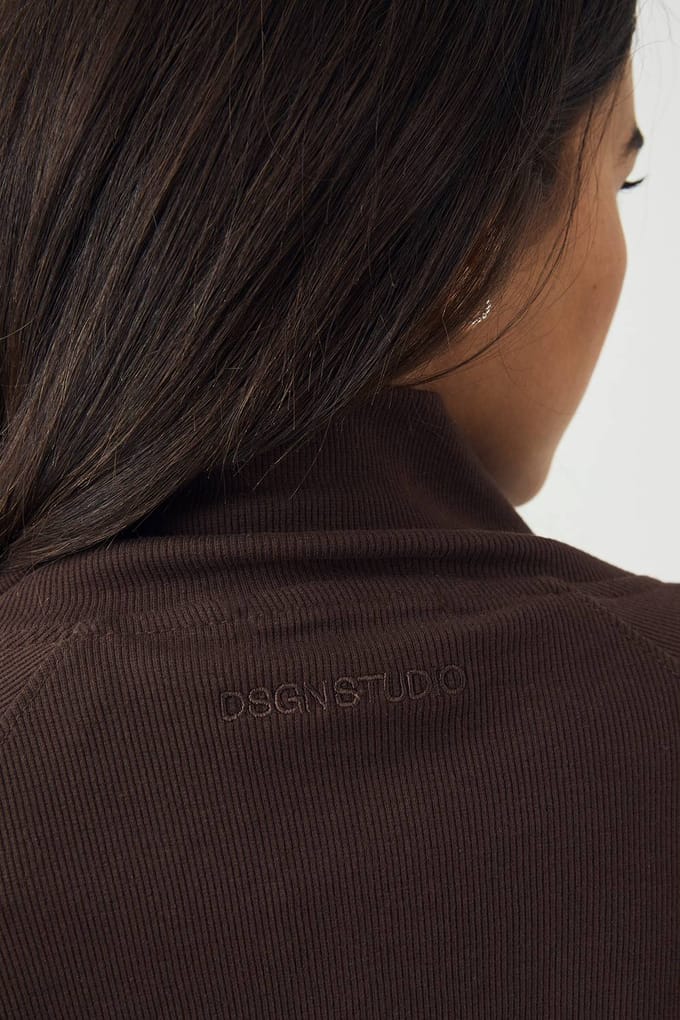 Dames DSGN Studio Geribbelde Doorritsbomber met Tunnelhals | Dark Chocolate | Maat: XL