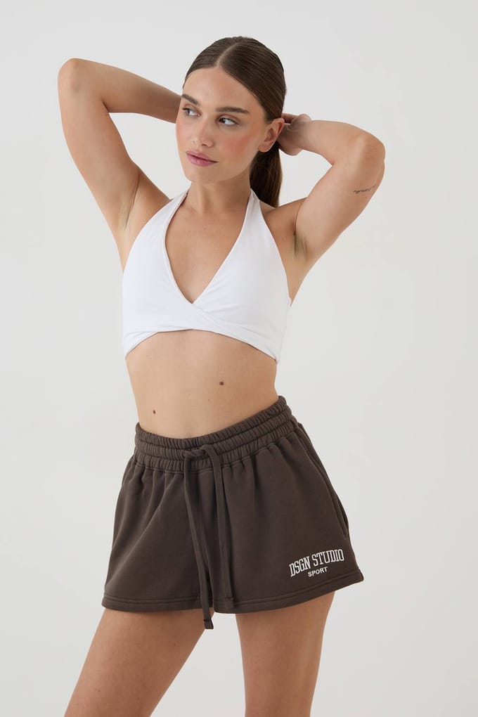 Dames Dsgn Studio Collegiate Applicatie Losse Pasvorm Sweat Short | Espresso | Maat: XS