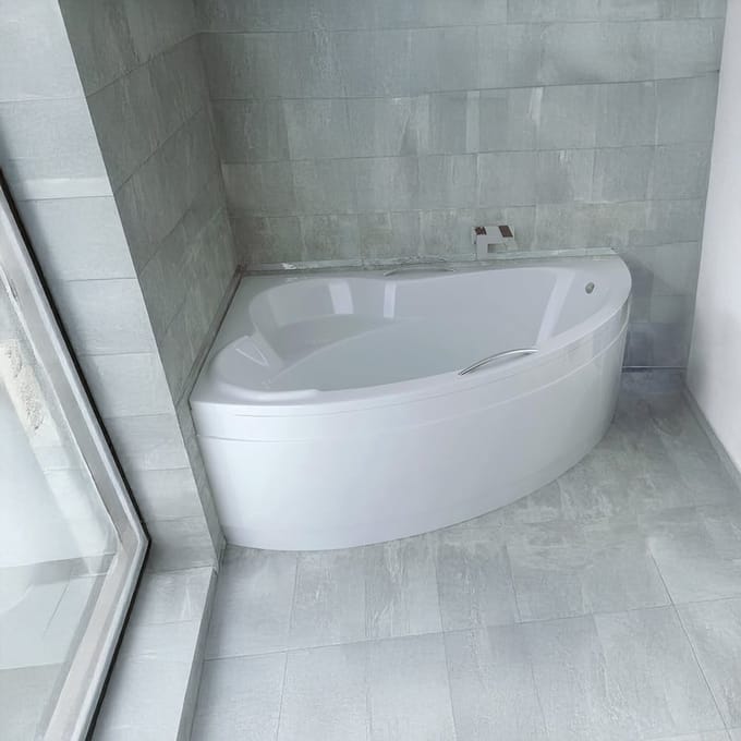 Badland ADA hoekbad 140 x 90 cm links wit met styropor ombouw