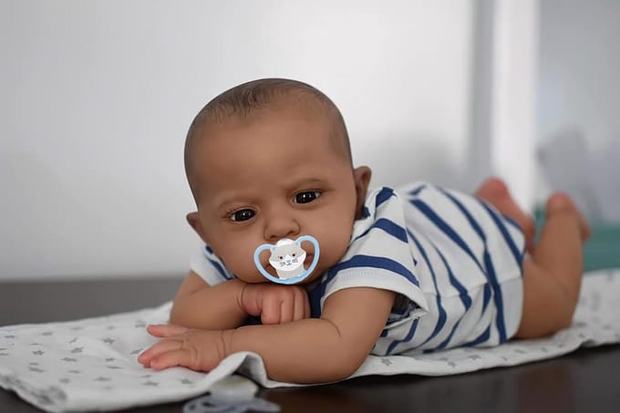 Levensgetrouwe Pop - Babypop Meisje - Verzamelaars Object - Handgetekend Haar - 24 inch - Donkerbruine Huid