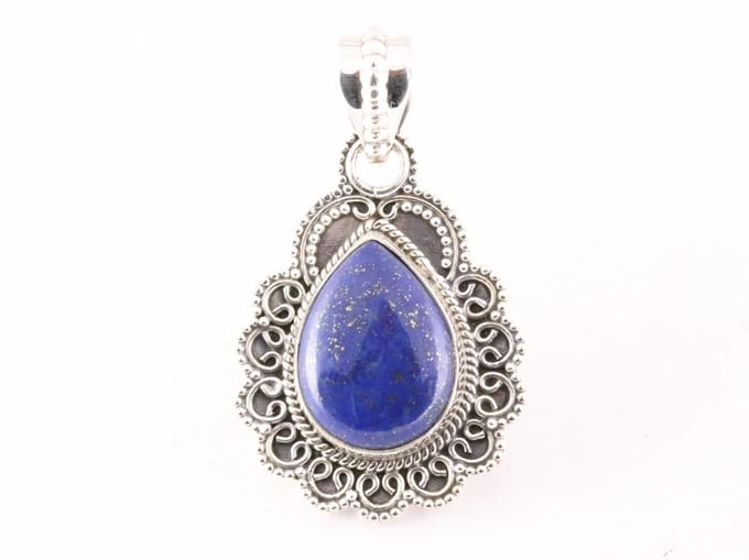 Bewerkte zilveren hanger met lapis lazuli