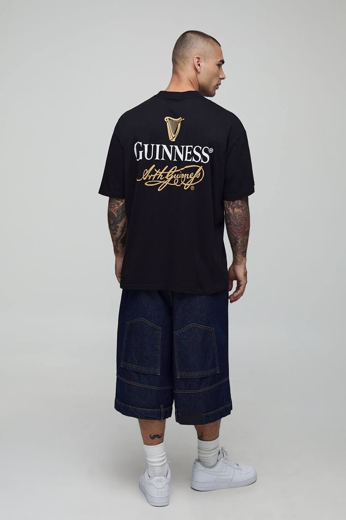 Zwart oversized T-shirt met verlengde hals, met Guinness-licentie bedrukking | Black | Size Small