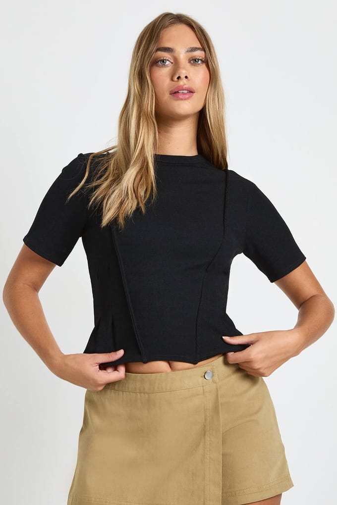 boohoo Dames Geribbeld getailleerde top met ingesnoorde taille en naaddetails | Zwart | Maat: 38
