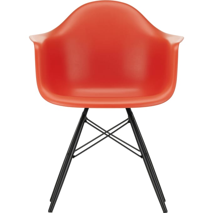 Vitra - DAW Eames Plastic Armchair - poppy red RE - esdoorn zwart - rood