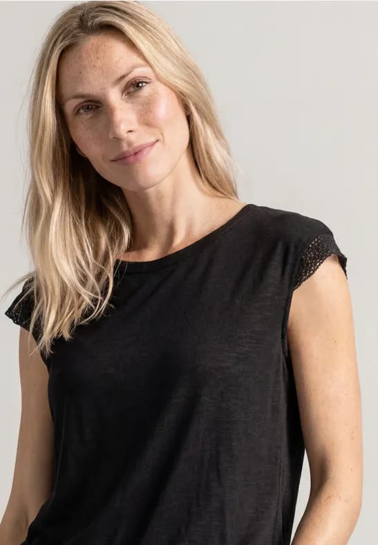 Shirt met afhangende schouders en gehaakte details