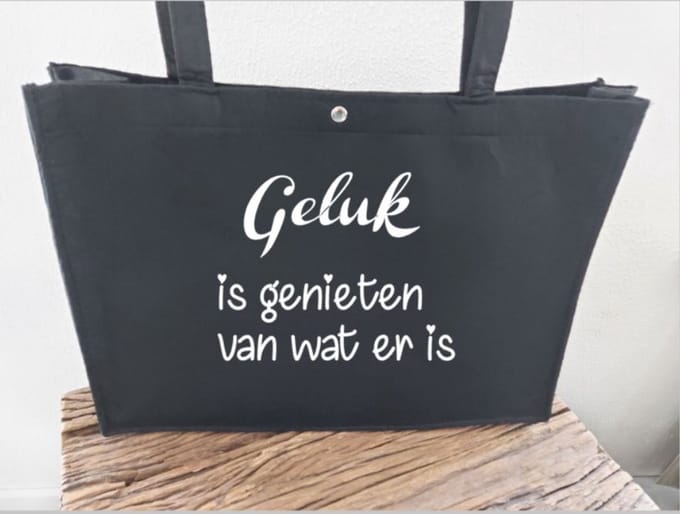 Tas met tekst: Geluk is genieten van wat er is
