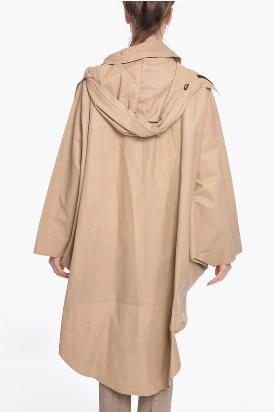 Regenjas van leer met vleermuismouwen in beige