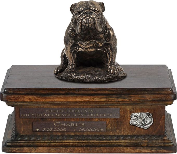 Persoonlijke houten urn voor bulldog as met beeldje