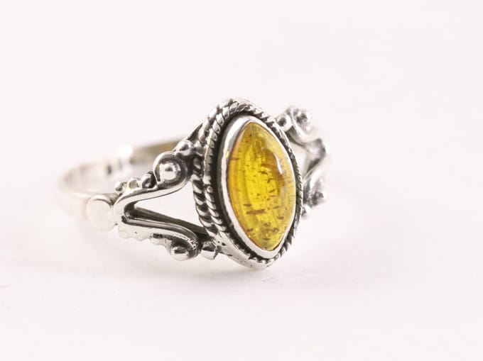 Fijne bewerkte zilveren ring met amber - maat 20