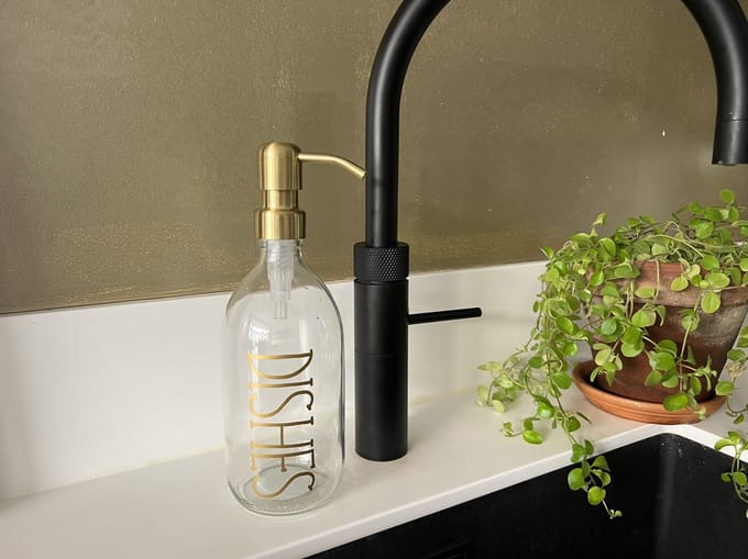 BBBLS® Design Dispenser "Dishes" | Transparant Glas | 500ml | RVS / Metaal Pomp Goud | Zeeppomp | Zeepdispenser | Zeephouder