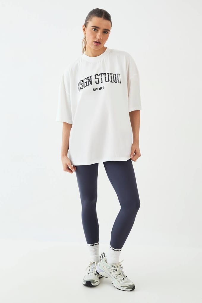 Dames Dsgn Studio Collegiate Bedrukt Oversized T-shirt | Creme | Maat: Medium