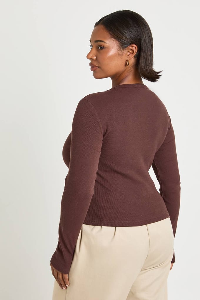 boohoo Dames Plus Basic geribbelde lange mouwen aansluitende longline-top | Chocoladebruin | Maat: 44
