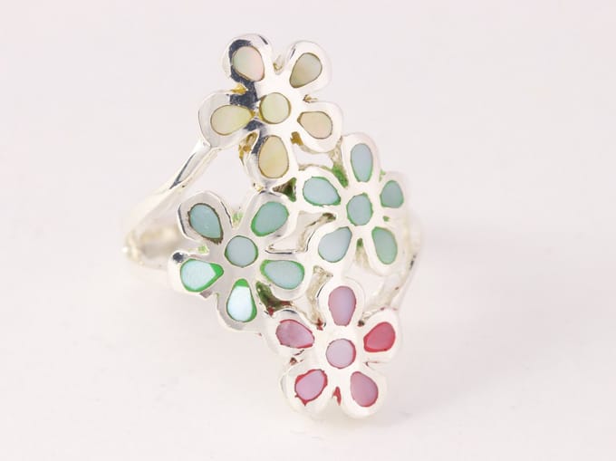 Langwerpige zilveren bloemen ring met veelkleurige schelp - maat 18