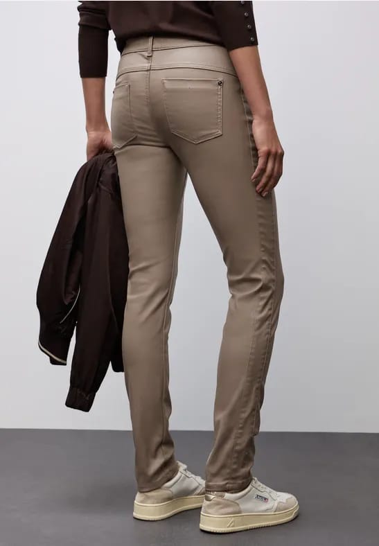 Slim Fit gecoate broek