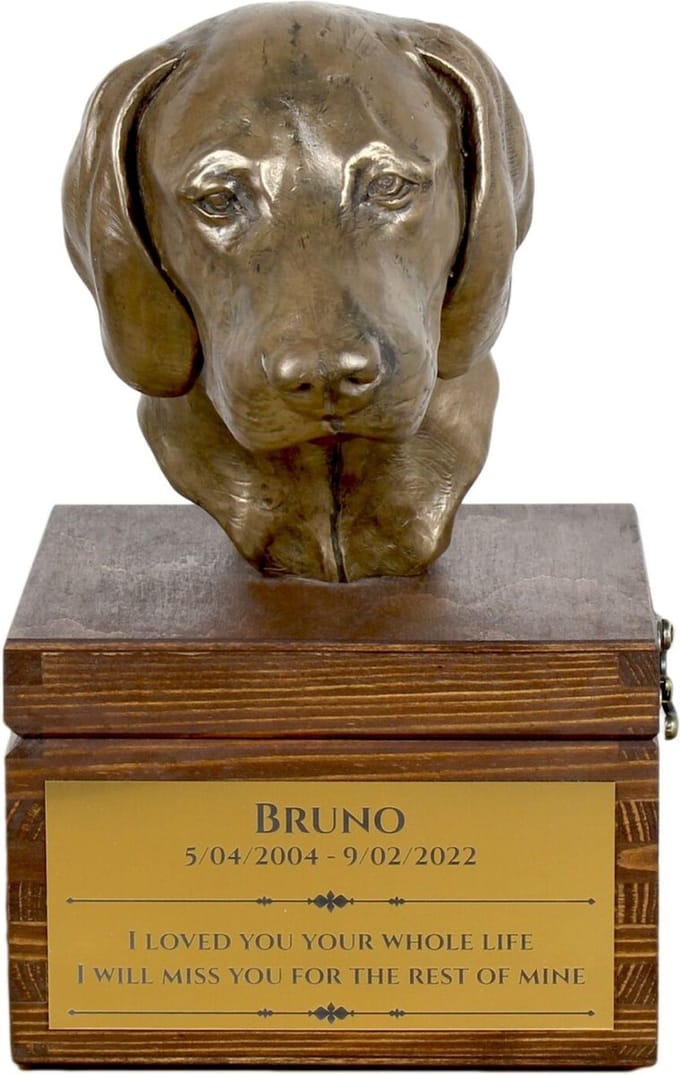 Weimaraner urn met beeldje - persoonlijke urn voor hondenas