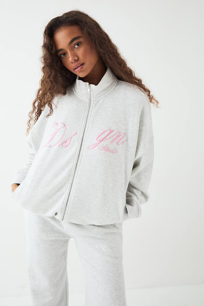 Dames DSGN Studio Script Funnel Neck Straight Leg Trainingspak | Ash Grey | Maat: 2XL