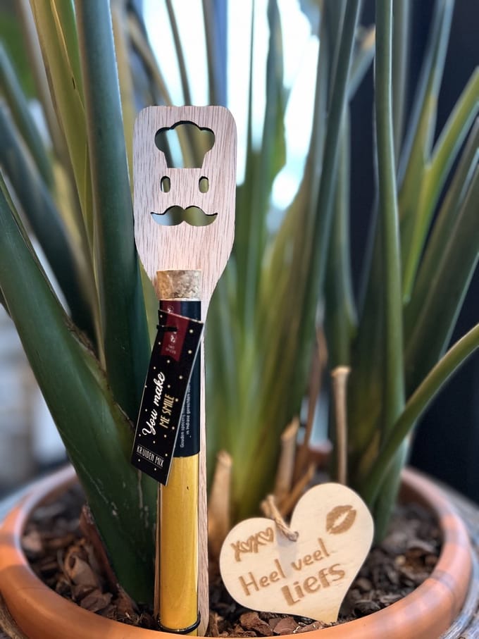 Creaties van Hier - Spatels - Kruidenbuisje - Tekst You make me smile met houten hartje - Hout