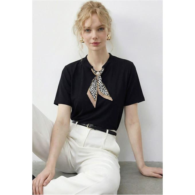 Basis Crew Neck T-Shirt met Accessoire Detail