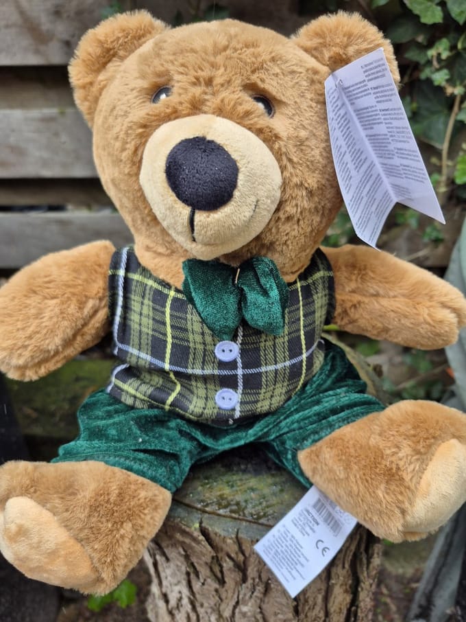 Teddybeer met vlinderdas, knuffel, gekleed, 30 x 27 x 15 cm.