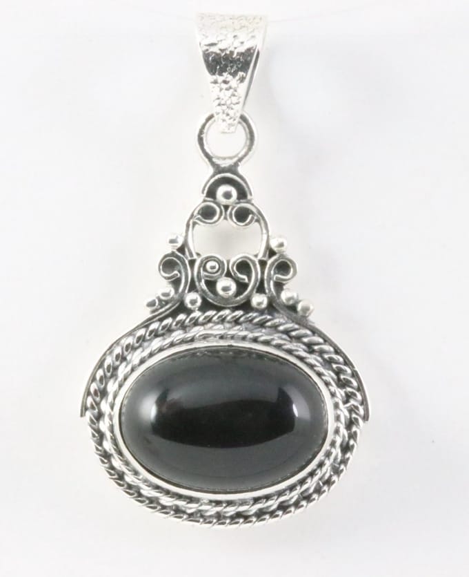 Bewerkte zilveren hanger met onyx