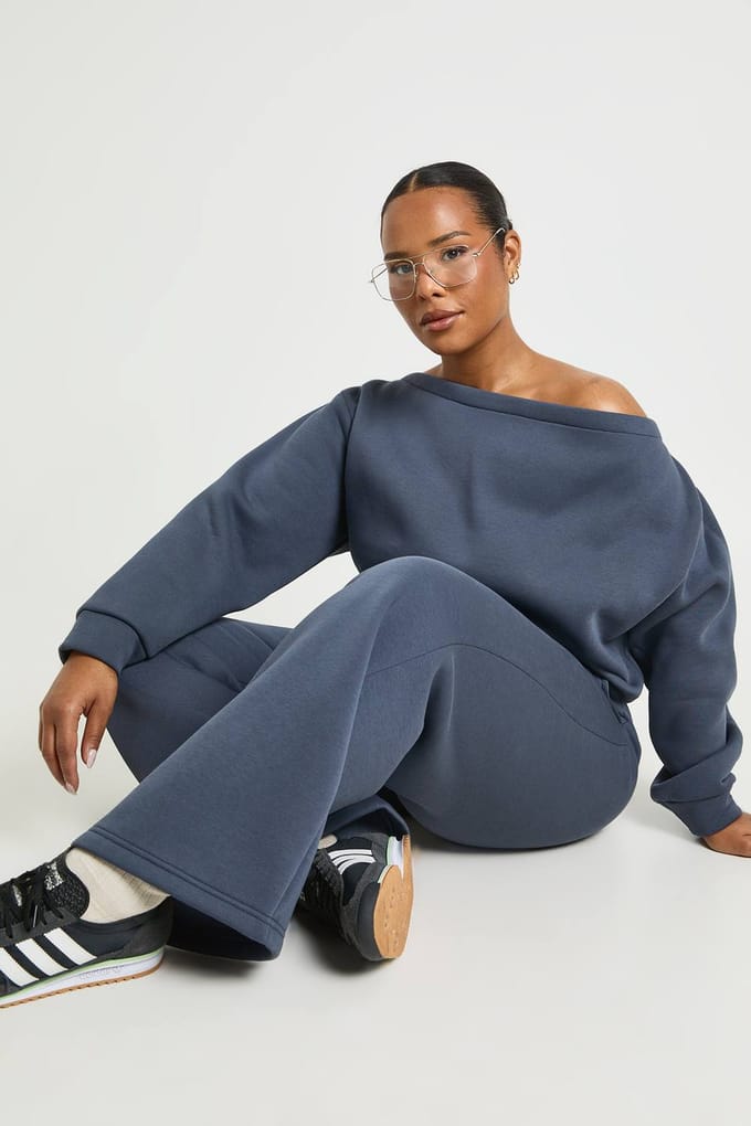 boohoo Dames Plus Off-the-Shoulder Ruimvallende Sweatshirt | Houtskool | Maat: 46