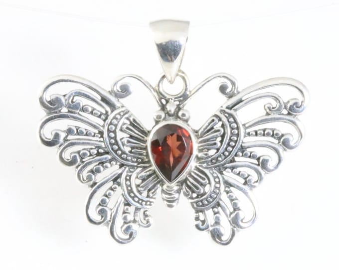 Zilveren vlinder hanger met granaat