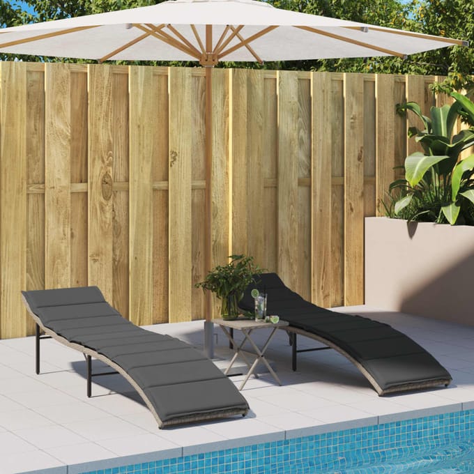 vidaXL - Ligbedden - 2 - st - met - tafel - poly - rattan - lichtgrijs