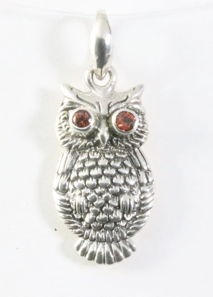 Zilveren uil hanger met granaat