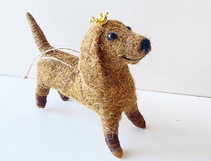 Hond met kroon vilt 14x4x9cm