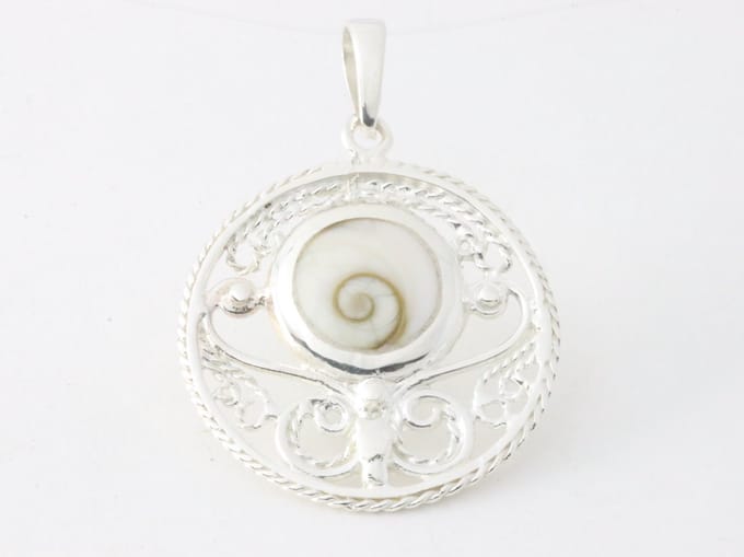 Ronde opengewerkte zilveren hanger met shiva oog schelp