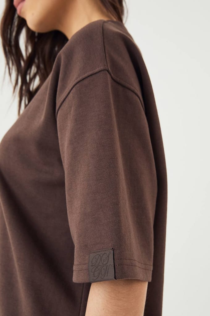 Dames DSGN Studio Interlock Crew Neck Oversized T-Shirt | Dark Chocolate | Maat: Medium