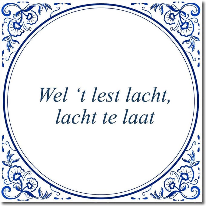 Tegeltje met standaard - Wel ‘t lest lacht, lacht te laat