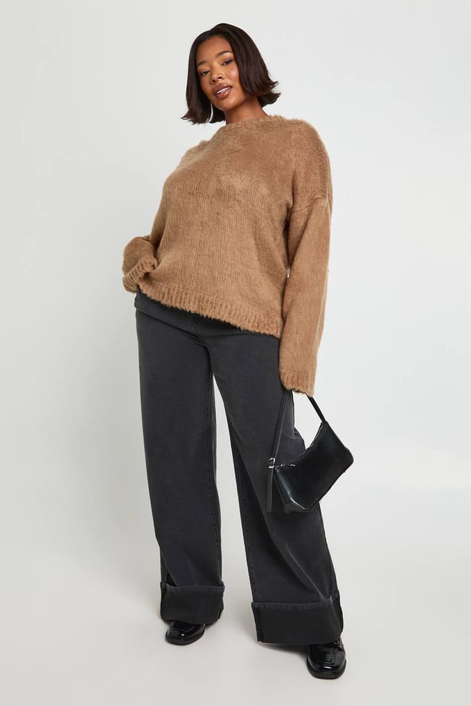 boohoo Dames Plus Fluffy ronde hals oversized trui | Taupe | Maat: 28