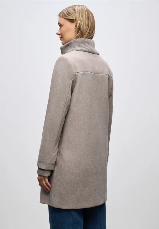 Jas met gebreide details