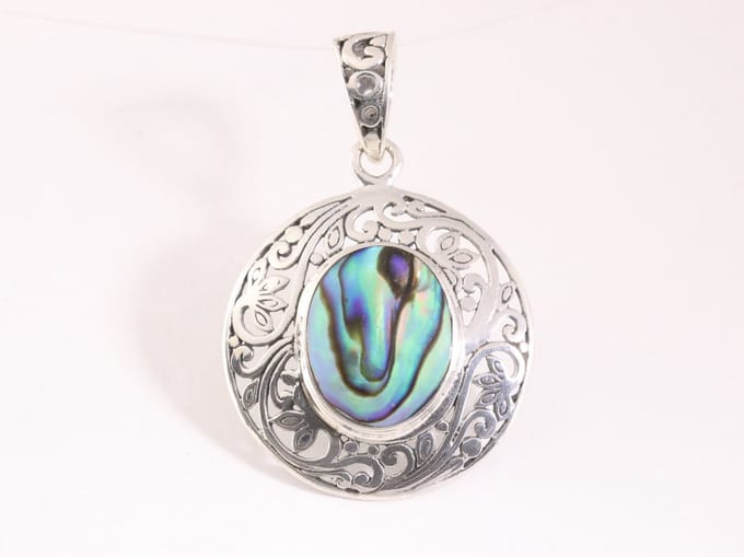 Ronde opengewerkte zilveren hanger met abalone schelp