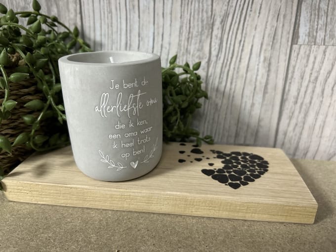 Creaties van Hier – Cement Candle Oma met houten plankje - 8 cm – Cement – Kaars
